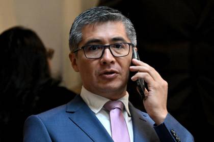 Denuncia contra Espinoza: Senador del PDC pide que “dé un paso al costado” y senadora de Libre exige al Gobierno asumir decisiones