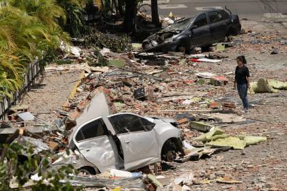 Socorristas buscan a sobrevivientes de terremoto que deja 241 muertos en Colombia