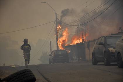 Al menos 15 fallecidos y más de 50.000 evacuados por incendios al sur de Chile