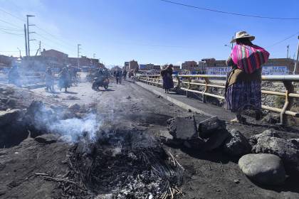“Por favor, piedad, sean humanos; no tenemos agua ni comida”: El clamor de choferes varados por bloqueos