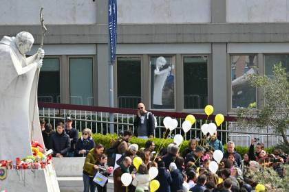 El Vaticano publica la primera foto del papa Francisco desde su hospitalización