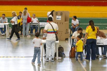 Cierran los colegios electorales en Colombia y comienza el conteo de votos para presidente