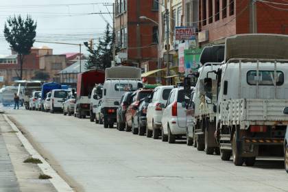 Ante largas filas, la Policía alerta que hay oferta “ilegal” de combustible en redes sociales 