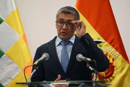 Ministro Espinoza niega compra irregular de su vehículo: “Si hay un error hay que corregirlo”