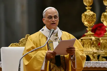 El papa León XVI en su primera misa del Gallo lamenta la economía que trata “al hombre como mercancía” 
