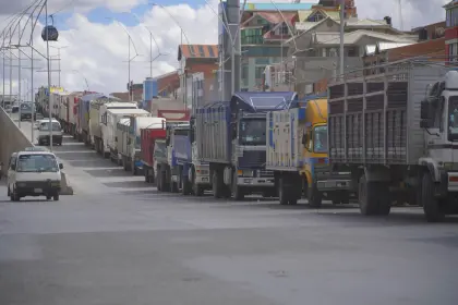 Tras dos semanas sin bloqueos en Bolivia, las filas por diésel y gasolina siguen sin solución