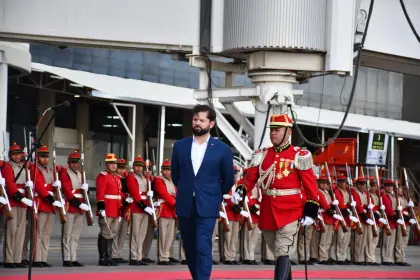 Gabriel Boric es el segundo presidente en llegar a Bolivia para la posesión de Rodrigo Paz