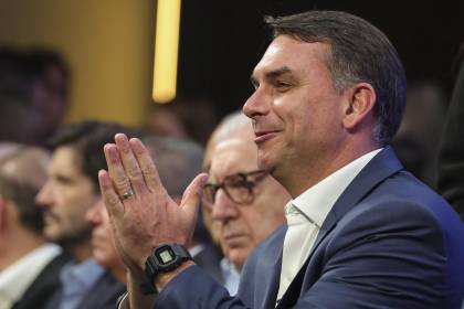 Bolsonaro promete "refregarle" a Lula sus posibles delitos en debate electoral