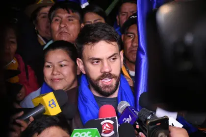 Del Castillo presenta su renuncia como ministro de Gobierno para enfocarse en su candidatura