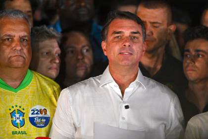 Flávio Bolsonaro se declara “verdadero presidente electo de Brasil”