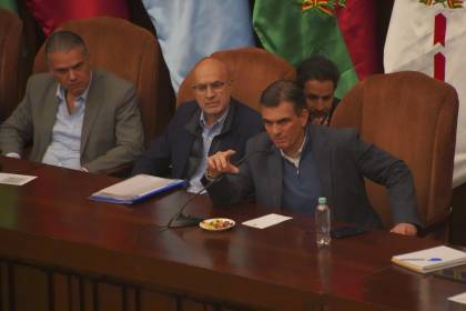 “No vamos a cogobernar con nadie”, dice el ministro de la Presidencia, un día después del inicio del diálogo con la COB