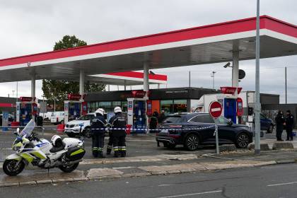 Un hombre dispara desde un auto en las afueras de París y deja un muerto y cuatro heridos