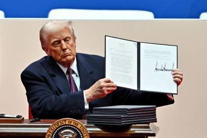 Tras ser posesionado como presidente, Trump firma decreto para retirar a EEUU del acuerdo de París sobre el clima