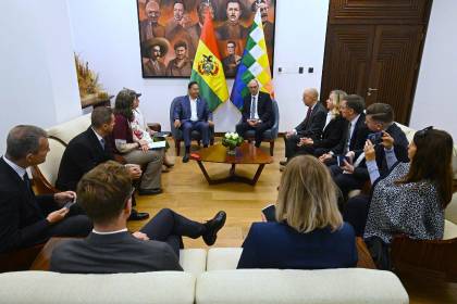 Arce se compromete a “asegurar una transición democrática” tras reunirse con delegaciones de la OEA y UE