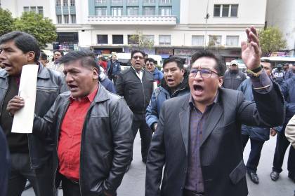 La Paz: Dirigencia del transporte convoca a paro y bloqueos en calles y carreteras este miércoles en protesta por el combustible