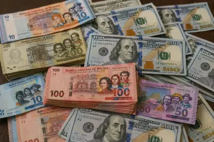 En menos de 10 días, el dólar flexible pasó de Bs 11 a superar la barrera de Bs 12 