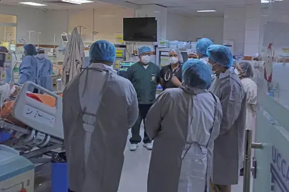 Niño que perdió ambas piernas y tres dedos de una mano por el accidente aéreo será llevado al exterior, dijo la primera dama