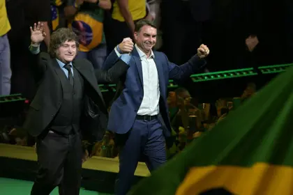 Milei se estrella contra Lula y pide a Flávio Bolsonaro “parar a la basura socialista” en Brasil