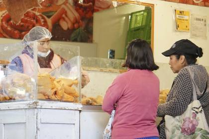 Disminuye el precio del kilo de pollo en mercados de La Paz y Cochabamba