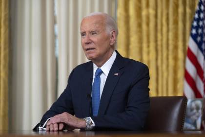 Tras abandonar carrera presidencial, Biden asegura que se retiró en nombre de “la defensa de la democracia”
