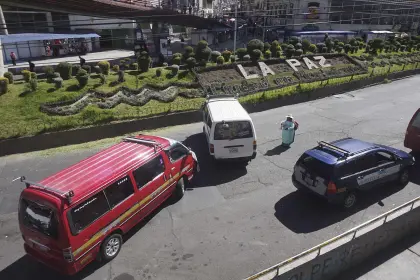 La Paz: Choferes instalan dos puntos de bloqueo en la ciudad en demanda de gasolina