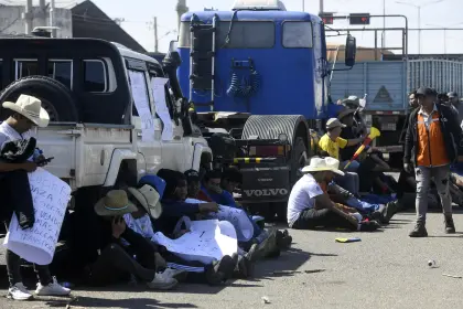 Camioneros paraguayos claman por ayuda tras cumplir más de 40 días varados entre Perú y Bolivia