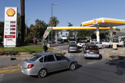Entra en vigor en Chile un alza histórica de combustibles, junto a la primera ley de Kast