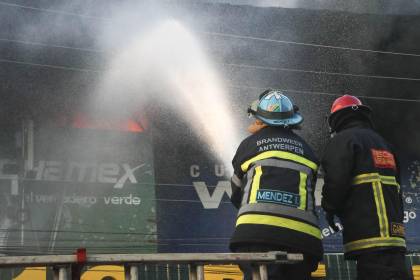 “Vamos a dormir, cenar y desayunar aquí”: pese al cansancio bomberos continúan combatiendo el incendio en Barrio Lindo