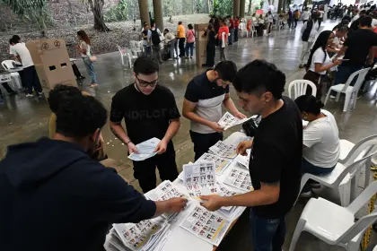 Colombia cierra los colegios electorales y empieza el conteo de los votos para presidente
