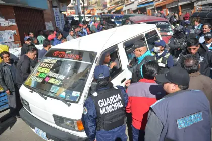 Violenta protesta de choferes marca primeras horas del conflicto por los pasajes en La Paz y dirigente dice que “si tiene que correr sangre ni modo”