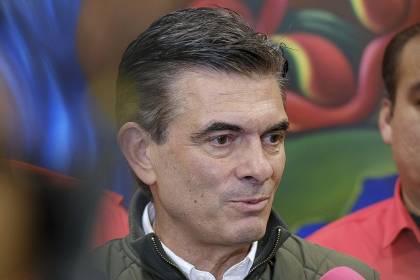Paz dice que “demoras” en la entrega de combustible en La Paz y El Alto se deben a la verificación de la calidad