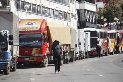 Cámara de Transporte reporta 1.200 cisternas con combustible retenidas por los bloqueos