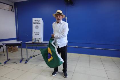 Lula afirma estar “confiado” de su victoria al votar en las presidenciales de Brasil