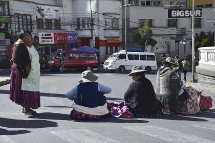 Reprograman la entrada del Gran Poder por bloqueos y enfrentamientos en La Paz