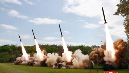 Kim supervisa las pruebas de un lanzacohetes múltiple en Corea del Norte