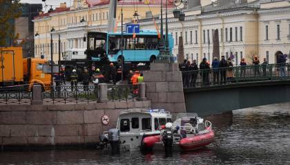 Siete personas mueren en la caída de un bus en un río en San Petersburgo