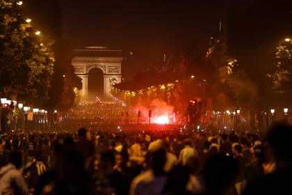 Policía francesa detiene a 416 personas en enfrentamientos tras final de Champions