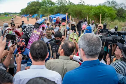 Avasalladores atacan a cívicos cruceños y denuncian “secuestro” del gobernador Camacho 