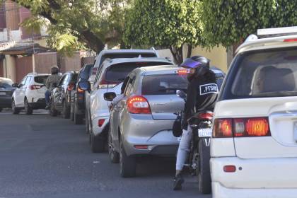 Filas extensas, reclamos e incertidumbre, crisis de combustibles continúa en el país