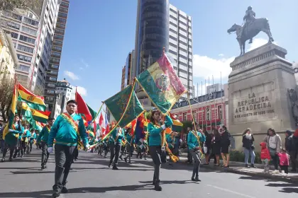 Bolivia ya celebra su Bicentenario con desfiles cívicos en todo el país