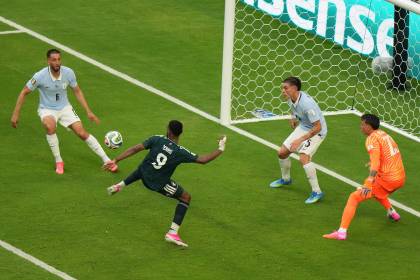 Minuto a minuto: Arranca el segundo tiempo y Uruguay busca la paridad ante Arabia (1-0)