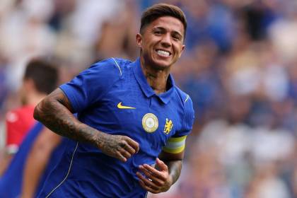 Enzo Fernández es abucheado por hinchas del Chelsea durante un amistoso