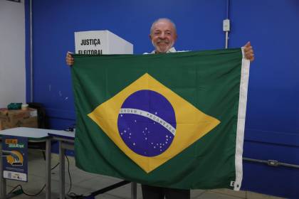 Lula dice al votar que el pueblo salió a la calle a “defender sus conquistas”