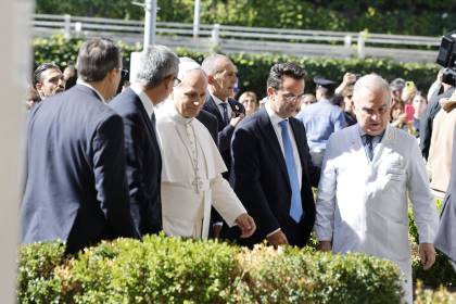 El papa ingresa al hospital Gemelli donde este martes será operado de un nódulo pulmonar