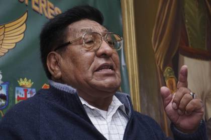 Choferes de Bolivia convocan a ampliado nacional este lunes para definir medidas ante bloqueos 