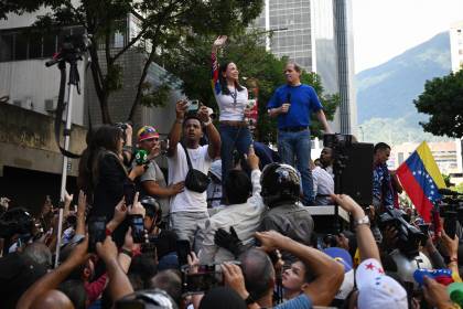 Denuncian que María Corina Machado fue “violentamente interceptada” luego de su reaparición en Caracas