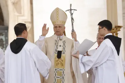 León XIV recibe conmovido el palio y el Anillo del Pescador, símbolos del poder pontificio