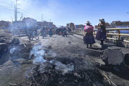 Bloqueos: Por segunda vez, reprograman la entrada del Gran Poder y sin nueva fecha