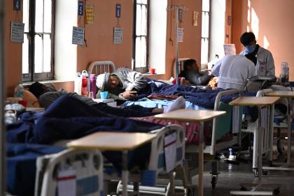 La “odisea” de una mamá con su hijo para sortear bloqueos en El Alto y llevarlo al Hospital del Niño