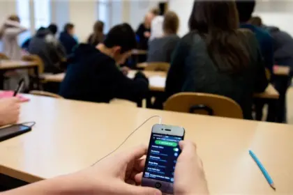 Prohibido el uso de celulares en aula: Estas son las 11 restricciones para las clases este 2026 en el país